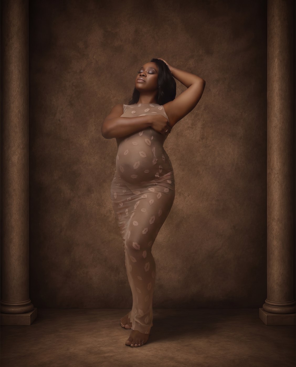 Maternity portrait between two columns